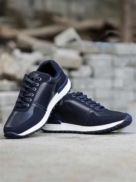 men's navy blue sneakers.